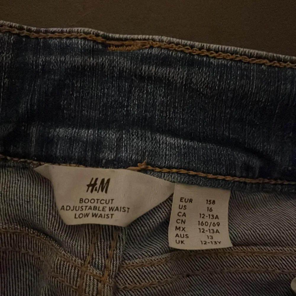 Hej! Säljer domma low waist jeansen från H&M! Använd några gånger sitter perfekt! Storlek 158. 300kr +frakt. Jeans & Byxor.