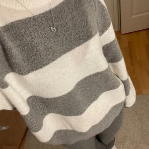 Gullig basic tröja från Nelly! - Skön stickad tröja från Nelly i storlek s, som aldrig kommer till användning, knappt använd alls🥰kommer ej ihåg nypris men kom gärna med prisförslag❣️köp direkt för 200❤️