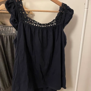 Blå topp  - Blå topp med volang ärmar🫶🏼