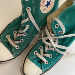 Gröna converseskor - Använda men utan defekter. Gröna och i storlek 36/37! Skitsnygga och ger färg på en outfit…. 👌💕🫶säljer då de tyvärr inte används