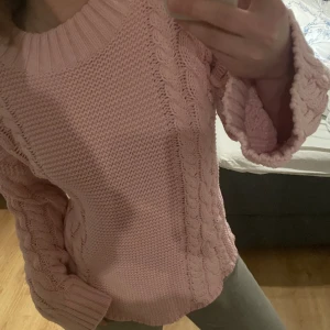 Rosa stickad tröja - Säljer denna supermysiga stickade tröjan från Gina tricot . 💞🌷💗 säljer för 150kr. Storlek S - M 
