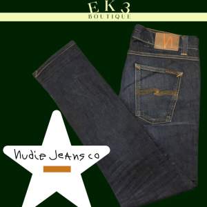 Riktigt fina slim/skinny fit nudie jeans i modellen lean dean. Storlek W33 L32 Fråga gärna om mått och fler bilder😁 En lagning mellan bena annars perfekt skick  Producerade i Italien
