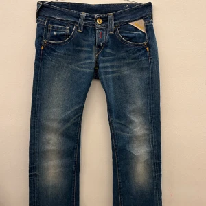 Lågmidjade Bootcut Jeans - Lågmidjade jeans. Avklippta. Replay Jeans med rinestones