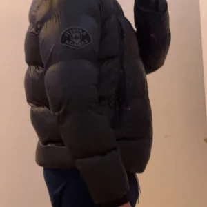 Canada 🍁  - Helt nytt jacka , hade tagit på mig 4 gånger bara, bästa pris för sån jacka.