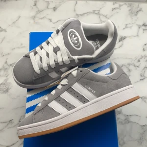 Adidas Campus 00s gs Grey - Hej,   Helt nya och oanvända Adidas Campus 00s i färgen grå. Storlek 38 2/3 finns tillgänglig. Men fler storlekar och färger är på ingång😁   Skicka ett dm vid frågor eller vill ha fler bilder. Mvh, Oscar  (Finns 3 stycken kvar i denna storlek)  