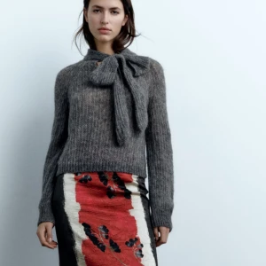 Stickad tröja - Stickad tröja med knytning upptill, helt ny med lappen kvar!!😍😍köptes för 399 och helt slutsåld på hemsidan! 