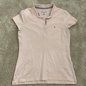 Rosa Tommy Hilfiger piké 🩷 - Stilren pikétröja från Tommy Hilfiger i ljusrosa färg. 