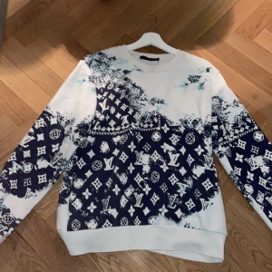 Lv hoodie - Hej säljer en Lv hoodie som in kommer till användning, tvätten har tagit bort text på några lappar inne i tröjan annars i gott skick, kan tänka mig byten!!! Kan gå ner i pris vid snabb affär