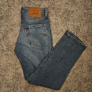 Jag säljer nu mina nästintill oanvända Levis jeans eftersom att dem inte längre passar mig. De är använda max två gånger.  Fraktar inom 24h📦 Storlek W28 L30 Priset är fast då kvalitén är perfekt! Skick 10/10