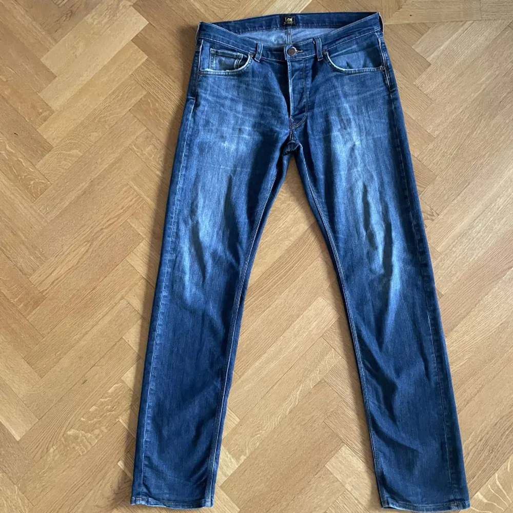 Säljer dessa jeans från Lee | Storleken på jeansen är 34/34 | modellen på jeansen är daren button fly | Skicket på jeansen är bra dock lite slitna men inget som märks av, då beat designen ser mycket bra ut | Mitt pris: 299kr - Nypris: 1199kr | . Jeans & Byxor.