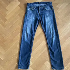 Säljer dessa jeans från Lee | Storleken på jeansen är 34/34 | modellen på jeansen är daren button fly | Skicket på jeansen är bra dock lite slitna men inget som märks av, då beat designen ser mycket bra ut | Mitt pris: 299kr - Nypris: 1199kr | 