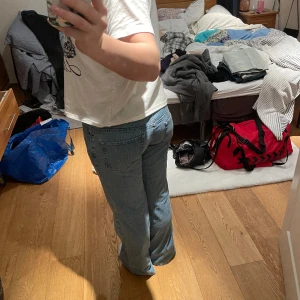 Snygga lågmidjade jeans - Jätte fina lågmidjade jeans i mörk och ljusblå tyg skiftning❤️  Öppen för prisförslag och köp nu💕