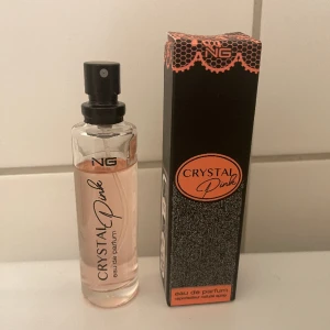 Crystal Pink parfym - Crystal Pink parfym. Dupe på black opium. Mängd kvar enligt bild. Säljer då den inte kommer till användning.