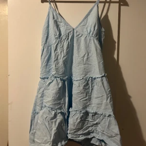 Blå klänning - Använd en gång i ett par timmar, bra skick, perfekt att slänga på sig när man går till stranden eller affären. Köparen står för frakt 