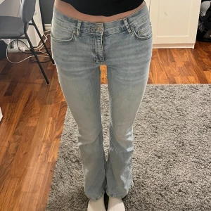 Bootcut jeans - säljer dessa bootcut jeans från ginatricot för att det är för korta på mig, de är aldrig använda och är därför i nyskick❣️ jag är 173cm lång