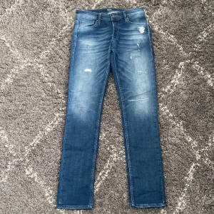 Jack and jones jeans - Tja, säljer nu dessa feta ripped jeans från jack and jones.  skick: 10/10 , st 32/34 men sitter lite tajtare! Passform är Slim fit/Glenn, hör av er vid minsta fundering!