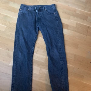 Levis 501 - Levis 501 köpta i Berlin påsken 2023. Säljer pga att jag har växt ut dem. Har användt dem mycket men de håller fortfarande bra skick 8/10 . Nypris:1299 mitt pris:599