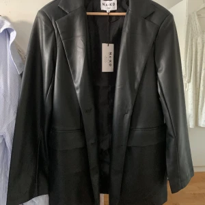 Oversized skinnjacka  - Oanvänd skinnkavaj, storlek 36