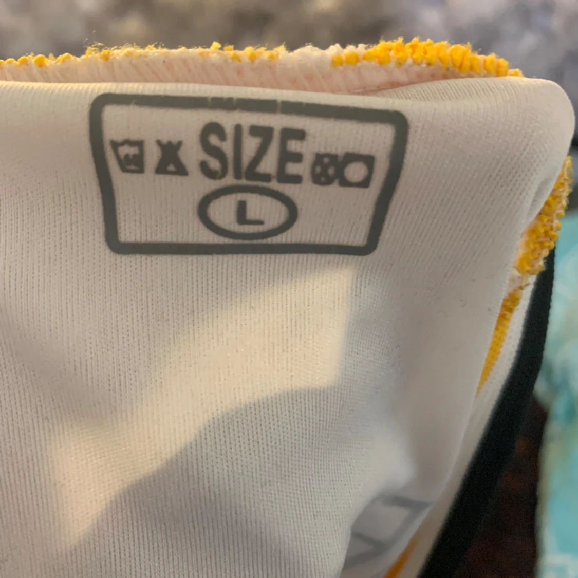 Real Madrid tröja står Bellingham bak