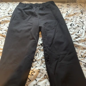 mjukis byxor  - snygga sköna mjukisbyxor. Storlek S men passar M eftersom de loose fit. Bra skick aldirg använt. Pris kan diskuteras