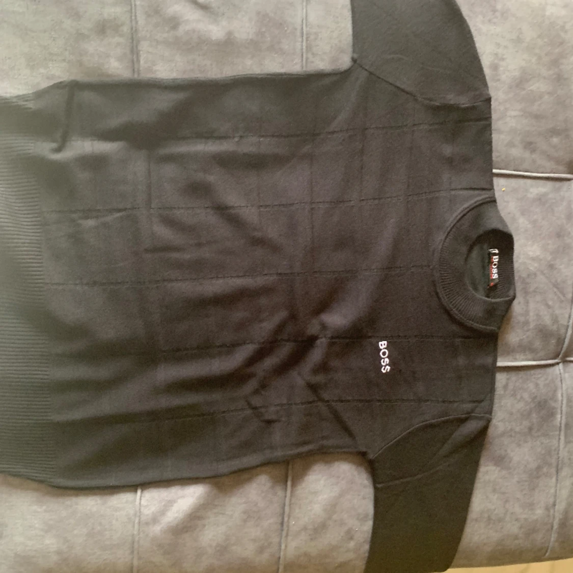 En Hugo boss tröja använd lite. Om du har frågar var inte rädd o fråga  - 91