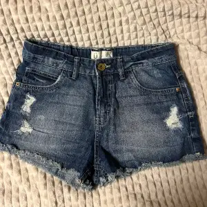 Säljer dessa snygga jeans shorts i storlek 170  Dom är tyvärr för små för mig därför finns det inga bilder med dom på.  Jätte bra skick! ☺️