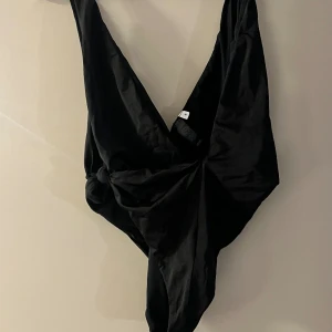 Bikini från na-kd - Jättefin bikini från nakd. Hade en likadan redan där av säljer jag denna💕 sitter jättefint och har aldrig använt.  Jag har 75c i stolek och den sitter jättebra. 