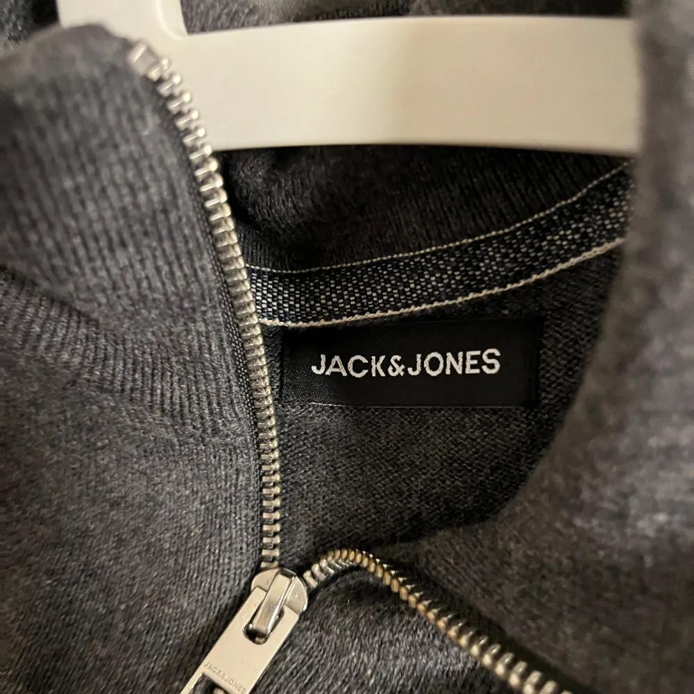 Säljer denna fräscha half zippen från Jack & Jones! Inte använd så mycket och har bara levt gratis i garderoben. . Tröjor & Koftor.