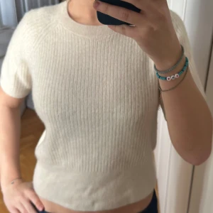 Stickad topp  - Fin stickad topp från hm köpt på Sellpy. Inte använt! Tror materialet att Kashmir men tror de är har blivit tvättat och krympt men jag fick den så,  står storlek m men den passar mig som är s. 