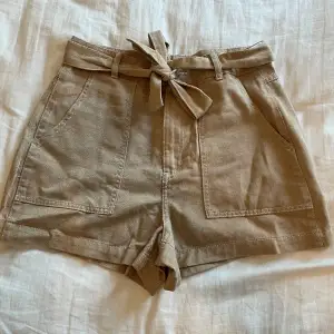 Oanvända shorts från H&M i storlek 40 