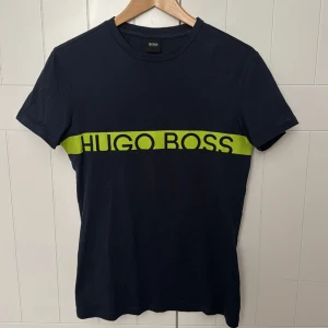 Hugo boss t-shirt  - Säljes då den är för liten. Skick 8/10. Fåtals gånger använt.  Nypris 599kr