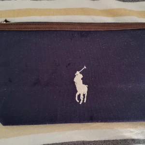 Oanvänd herr necessär - Mörk blå Ralph Lauren. Som allt annat jag har lagt upp så väntar jag på att du ska föreslå en summa.