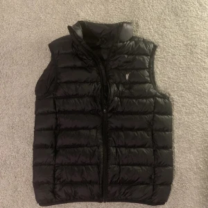 Ralph lauren väst - Riktigt snygg väst i storlek M, Skick: 9/10✅. Pris kan diskuteras vid snabb affär!