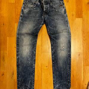 Vi säljer nu dessa snygga G Star Raw jeans. Skick: 8/10 Pris: 399 Storlek: W28 L32. Vid frågor eller funderingar är det bara att skriva!