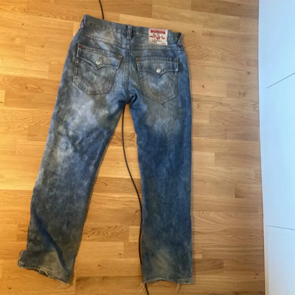 True religion jeans rikigt feta med cool wash. Säljer för de inte passar mig i stilen längre Baggy jeans . Jeans & Byxor.