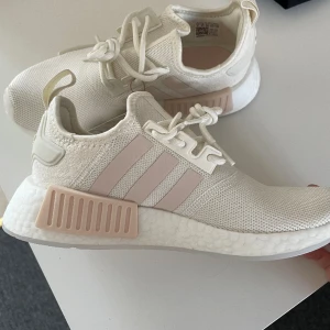 Adidas skor - Storlek 36, oanvända med lappar kvar 