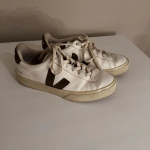 Veja skor  - Köpte på Vinted men var alderless för stora för mig! Innersulan är 24,5 cm  Märket är mörkgrönt  Köparen står för frakten ♥️