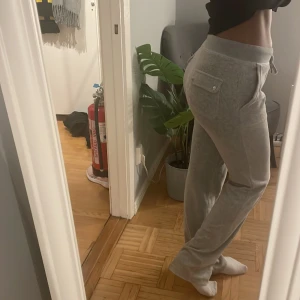 Juicy byxor  - Kommer inte till använda🩷 metallen vid snöret har ramlat av, men märks inte av🥰 pris kan diskuteras 