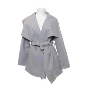 grå kappa - Säljer min fina gråa kappa💗 storlek S/M och säljer eftersom den tyvärr är för stor. köpt på sellpy men för mig är den nästan helt oanvänd. väldigt bra skick men tyvärr ganska tunnt material😊 köpare betalar frakten. priset kan diskuteras❤️