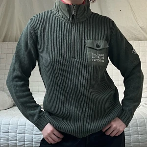 Sail Racing Tröja - En grön tröja från Sail Racing i fint skick, i storlek M🎉❤️