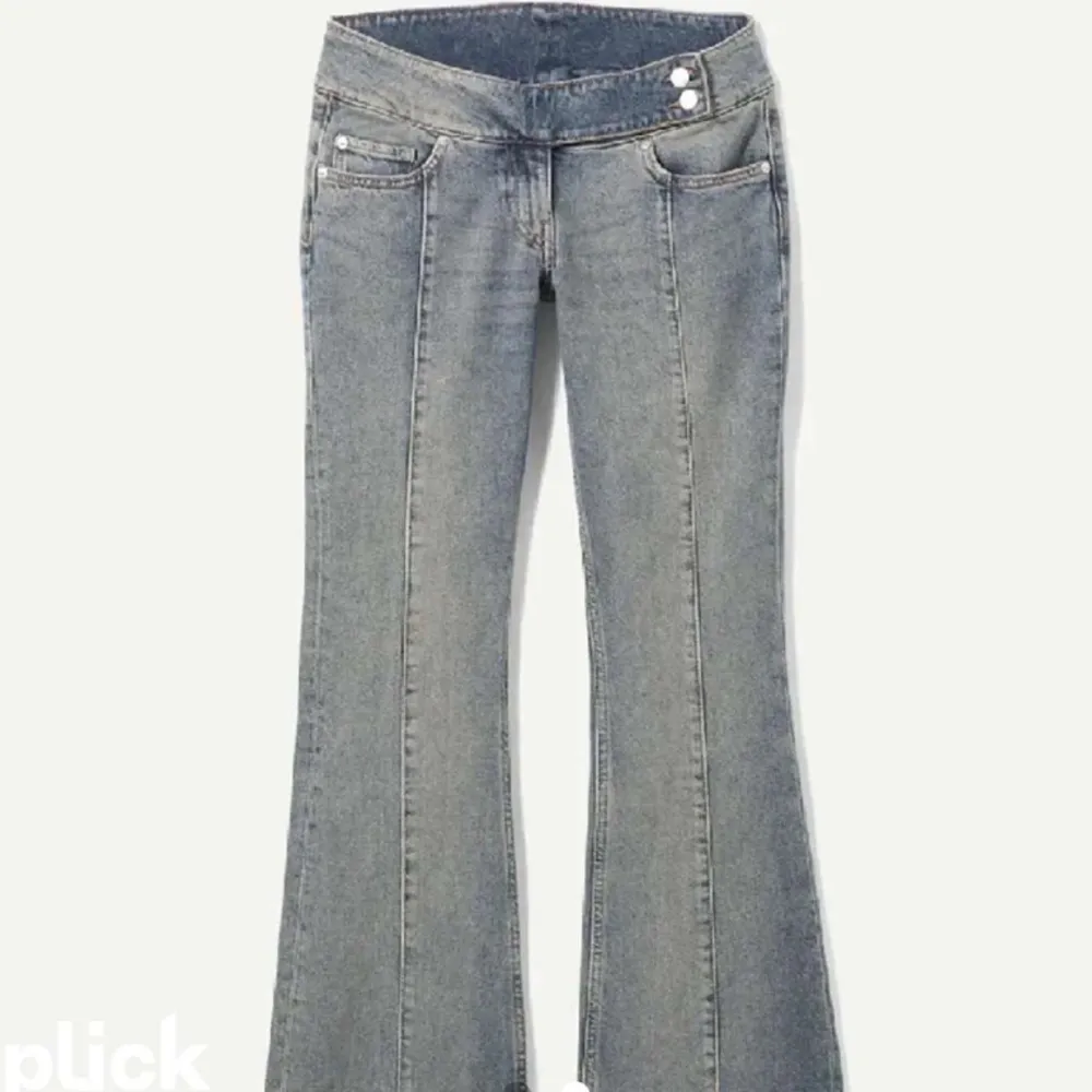Säljer dessa super snygga weekday jeans då de tyvärr är för stora för mig! De är storlek 32 men förra ägaren har satt i tråd på insidan av byxan. Så de passar både större och mindre. Hör av er för frågor❤️. Jeans & Byxor.