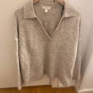 Stickad tröja - Stickad oversized tröja från hm. Använd någon gång och är i nyskick iprincip. 