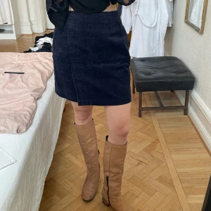 Manchesterkjol - Manchesterkjol från Uniqlo i S. Fickor på bägge sidor.