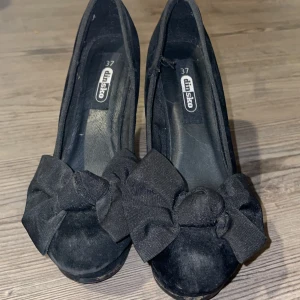 Svarta klackar  - Säljer mina svarta klackar från din sko så dem inte kommer till användning längre. Det är en limiterad upplaga därav ett lite högre pris. Dem passar till sllt och är väldigt bekväma. Skriv för mer bilder🤍