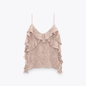 Ljusrosa blus med volanger  - Säljer denna ljusrosa trendiga blus med volanger från Zara som också är slutsåld. Tyvärr var den lite stor för mig och därför säljer jag den. Pris kan diskuteras. Kontakta om ni vill köpa 
