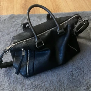 handväska - snygg och poppulär handväska. bra skick