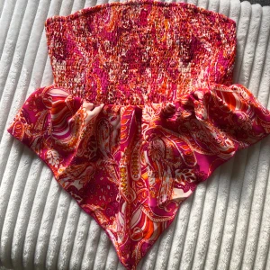 Mönstrad tubtop  - Jättefin mönstrad tubtop i fina färger, passar perfekt till sommaren