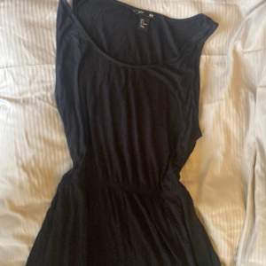 En svart lång basic klänning med slim i midjan💗