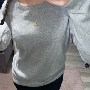 Gråa tunn stickad tröja - Säljer en grå tunn stickad tröja från hm barn. 