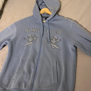 Blinglucid zip hoodie - Säljer nu min Blinglucid zip hoodie då den inte används längre, skick 9/10, lätt att matcha.  Ny pris 600kr, mitt pris 299kr, säljs dessutom inte längre i denna färg.